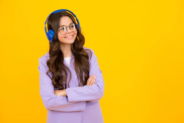 Young Teen Child Listening Music Headphones Girl Listening Songs Wireless — Photo
