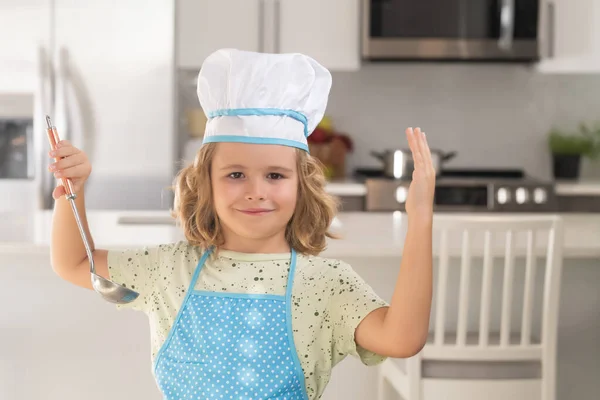 厨师小孩在家里厨房烘烤 小厨师在厨房做饭 烹饪和孩子 戴着厨师帽和围裙的小男孩 — 图库照片