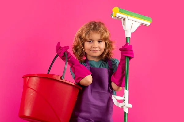 Miúdo Ajudar Com Tarefas Domésticas Limpeza Retrato Estúdio Criança Ajudando — Fotografia de Stock