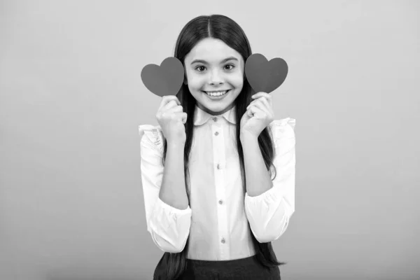 Dia Dos Namorados Sonhando Bonito Adolescente Criança Com Coração Vermelho — Fotografia de Stock
