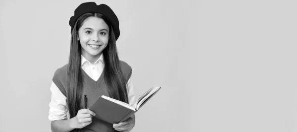 Щаслива Дівчина Підліток Французькому Береті Робить Нотатки Блокноті Або Блокноті — стокове фото