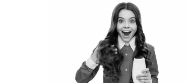 Şaşırmış çocuk portresi uzun kıvırcık saçlı saç kremi şişesini beyaz kozmetiğe izole etmiş. Çocuk saçı bakımı afişi, fotokopi alanı olan poster başlığı