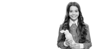 Mutlu kız yoğurt şişesini beyaz süt ürünlerinde izole etmiş. Ayrı çocuk yüzünün yatay posteri, afiş başlığı, kopyalama alanı