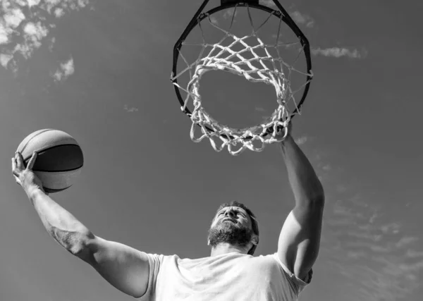 Καλοκαιρινή Δραστηριότητα Δυνατός Άντρας Μπάλα Μπάσκετ Στο Γήπεδο Επαγγελματική Προπόνηση — Φωτογραφία Αρχείου