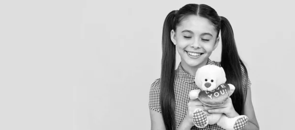 Verträumte Kind Halten Bären Spielzeug Geschenk Auf Gelbem Hintergrund Urlaub — Stockfoto