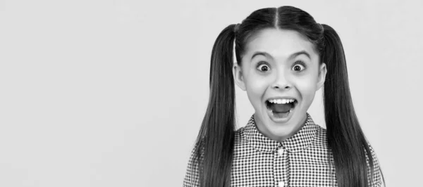 驚くべき10代の女の子 子供の顔 水平ポスター 十代の女の子隔離された肖像画 コピースペースのバナー — ストック写真