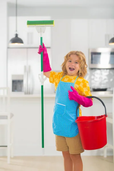 Retrato Niño Ayudando Con Las Tareas Domésticas Limpiando Casa Servicio —  Fotos de Stock