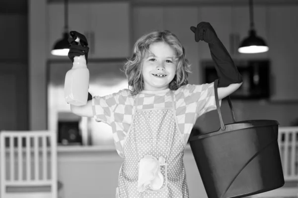 孩子们用粉碎机和手套打扫房间 有趣的儿童洗衣房 清洗配件 清洁用品 家政和家庭清洁 — 图库照片
