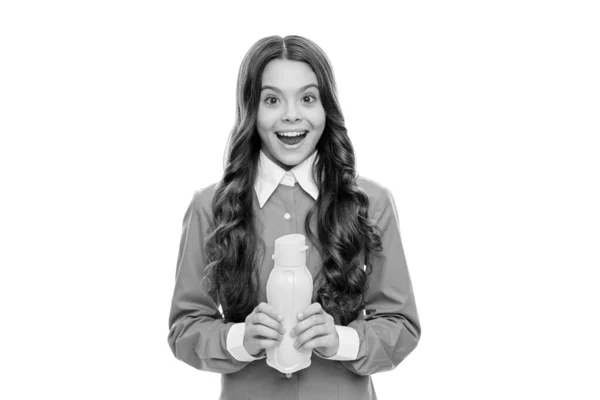 Happy Kid Houden Plastic Gele Fles Met Vloeibare Zuivel Voedsel — Stockfoto