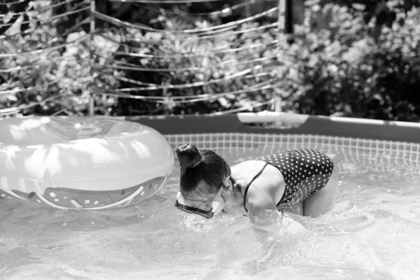 Kid Używać Gogle Odkrytym Basenie Lecie Pływanie — Zdjęcie stockowe