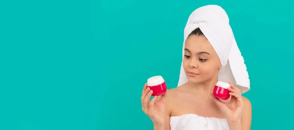 Criança Torre Banho Escolher Creme Facial Cuidados Com Pele Cosméticos — Fotografia de Stock