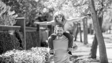 Mutlu baba ve çocuk parkta birlikte vakit geçiriyorlar, aile bağı kuruyorlar..