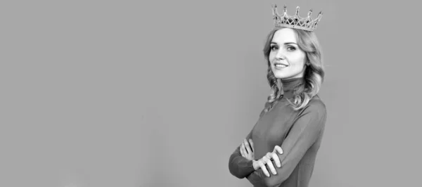 Taçlı Prenses Kadın Kadın Portresi Kopyalanmış Başlık Pankartı Kendine Güvenen — Stok fotoğraf