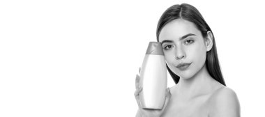 Kadın yüzü, yakın portre, kopyalanmış afiş. Bayan kozmetik ürünü sunuyorum. Kadınlar şampuan kullanır.