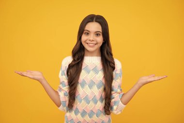 Stüdyoda güzel bir genç kız. Çocuk portresi