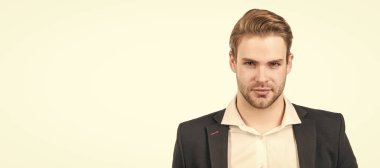 Beyazlara izole edilmiş, ciddi, profesyonel bir iş adamı portresi. İnsan yüzü portresi, fotokopi alanı olan pankart. Takım elbiseli bir iş adamı, izole stüdyo geçmişi var.