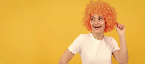 Веселый Парик Веселая Смешная Девушка Причудливым Видом Носить Оранжевые Волосы — стоковое фото