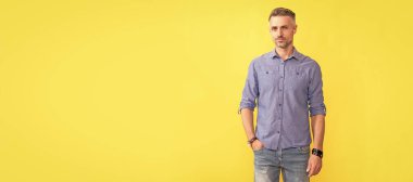 Zaman yönetimi. Erkek gardırobu. Modern yaşam başarısı. Erkek moda aksesuarı. İnsan yüzü portresi, kopyalama alanı olan pankart
