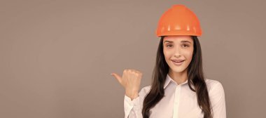 İzole edilmiş bir yüz portresi, taklit alanı olan bir afiş. Neşeli kadın işçi baş parmağını kaldırıyor. Kaliteli müfettiş kadın inşaat işçisi