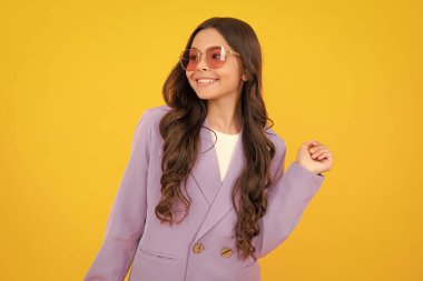 Stüdyoda güzel bir genç kız. Çocuk portresi