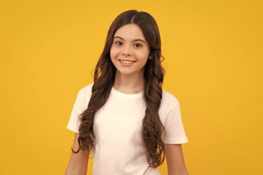 Tecrit edilmiş genç ve tatlı bir kız. Güzel bir çocuğun stüdyo portresi. Mutlu ergen, pozitif ve gülümseyen genç kız duyguları