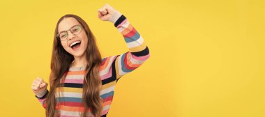 Okula dönüyorum. Bilgi ve eğitim. Uzun saçlı çocuk inek gibi görünüyor. Akıllı çocuk. Çocuk yüzü, yatay poster, izole edilmiş genç kız portresi, fotokopi alanı olan pankart