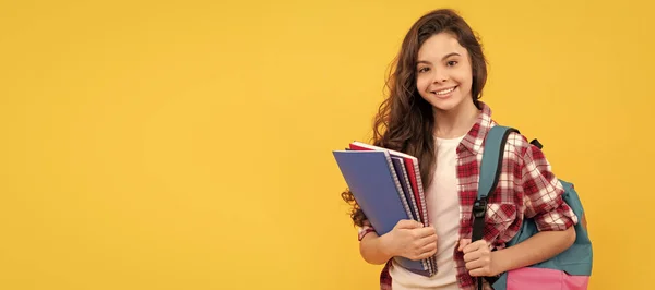 Usmívající Školní Dospívající Dívka Připravena Studovat Batohem Zápisníky Portrét Studentky — Stock fotografie