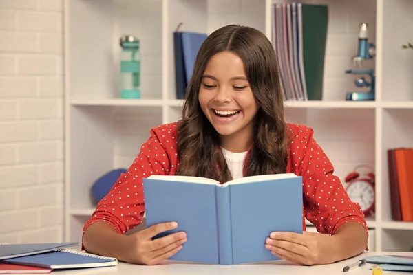 Возвращайся Школу Девочка Подросток Читает Книгу Готовую Обучению Счастливое Лицо — стоковое фото