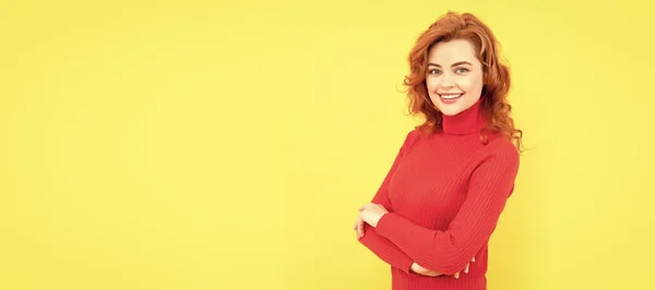 Όμορφη Κοκκινομάλλα Κορίτσι Προσωπογραφία Χαμογελώντας Κίτρινο Φόντο Αντίγραφο Χώρου Μόδα — Φωτογραφία Αρχείου