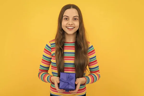 Emotional Teenager Child Hold Gift Birthday Funny Kid Girl Holding — Φωτογραφία Αρχείου