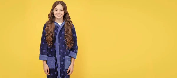 Veselé Dospívající Dívka Kudrnatými Vlasy Pohodlném Pyžamu Domácí Oblečení Dětská — Stock fotografie