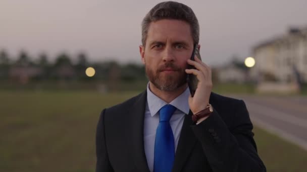 Biały Mężczyzna Rozmawia Przez Telefon Podczas Spaceru Nagranie Którym Facet — Wideo stockowe