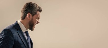 Bu beni deli ediyor. İş adamı deli gibi bağırıyor. Profesyonel adam bağırmaya devam et. Kızgın yönetmen. İnsan yüzü portresi, fotokopi alanı olan pankart. Takım elbiseli bir iş adamı, izole stüdyo geçmişi var.