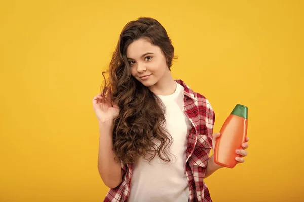Tiener Kind Meisje Tonen Fles Shampoo Conditioners Douchegel Geïsoleerd Gele — Stockfoto
