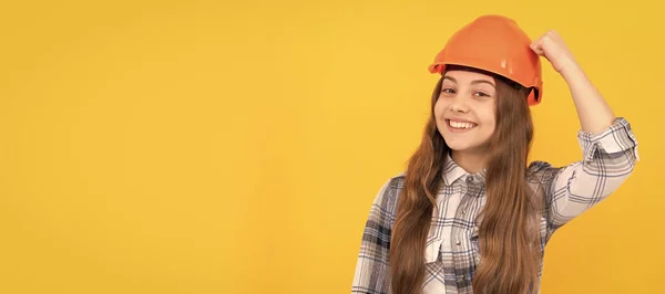 工程师少女 快乐的少女 戴着头盔 穿着格子衬衫 很安全 头戴硬礼帽的儿童横向海报设计 横幅头 复制空间 — 图库照片