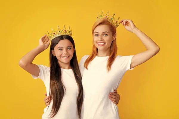 Mother Teen Daughter Girl Crown Yellow Isolated Background Mom Child — Fotografia de Stock