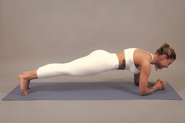 Young Athletic Woman Doing Plank Sportive Girl Exercises Yoga Mat — Stock Photo, Image