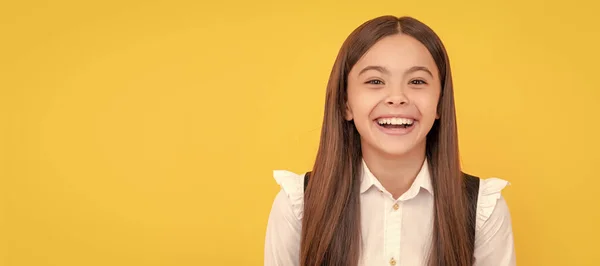 Gelukkige Glimlachende Scholier Kind Gezicht Horizontale Poster Tiener Meisje Geïsoleerd — Stockfoto