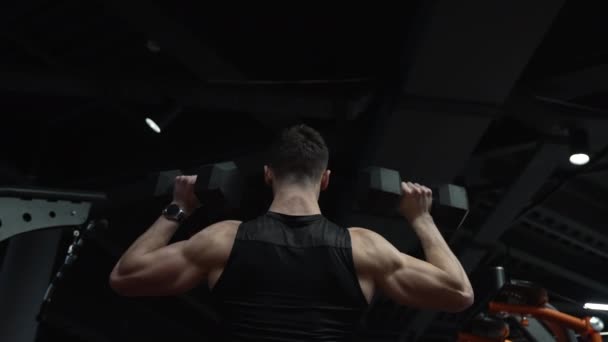 Atleta Vista Trasera Levantando Pesas Sobre Cabeza Gimnasio Fitness Hombre — Vídeo de stock