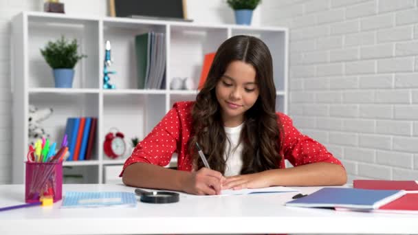 Menina Pensativa Pensar Sobre Tarefa Casa Enquanto Escrevendo Livro Anotações — Vídeo de Stock