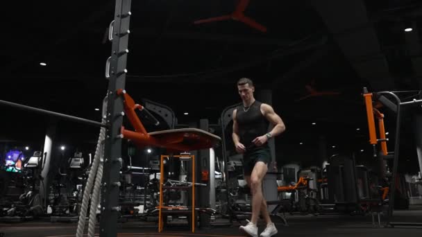 Desportista Muscular Saltar Ginásio Fitness Salto Treinamento Desportivo Ginásio Desportivo — Vídeo de Stock