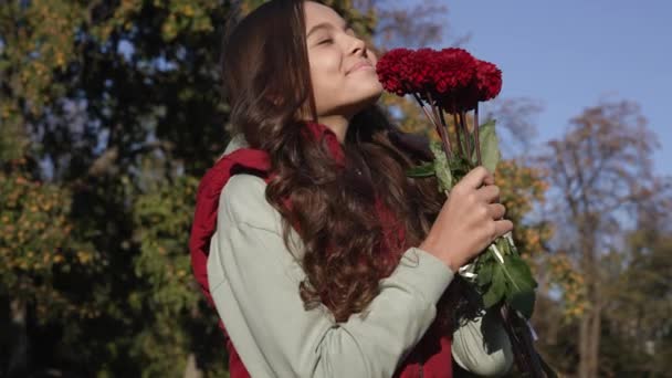 꽃다발 냄새를 맡는다 가을꽃을 소녀의 움직임 야외에서 꽃피는 — 비디오