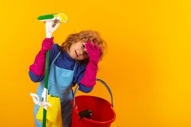 Çocuk temizliği, konsept büyüme, gelişim, aile ilişkileri portresi. Oda servisi ve ev temizliği konsepti. Çocuk temizlik için toz bezi ve eldiven kullanıyor. Stüdyo izole edilmiş arka plan