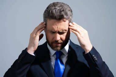 Baş ağrısı, yorgunluk ve stres. Takım elbiseli bir iş adamının migreni tuttu. Baş ağrısı konsepti. Acı çeken erkekler streslidir. Stresli ve baş ağrısı