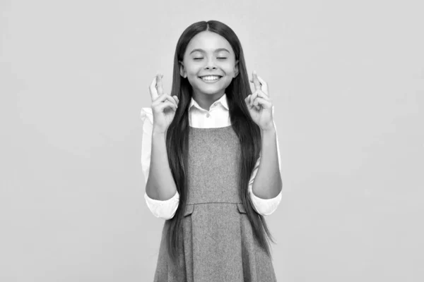 Έφηβη Κοπελίτσα Σταυρώνει Δάχτυλά Της Και Εύχεται Καλή Τύχη Απομονωμένη — Φωτογραφία Αρχείου