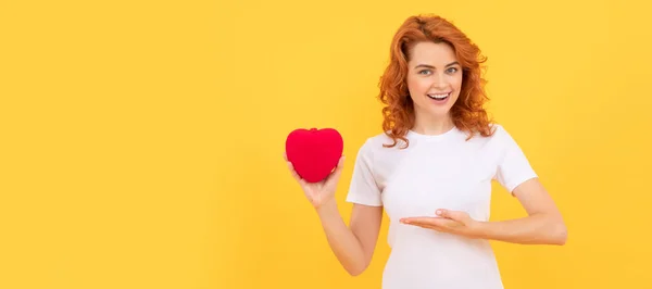 Cheerful Woman Presenting Red Heart Yellow Background Love Woman Isolated — Stock Photo, Image