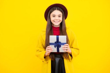 Sevimli ergen kız sevgililer günüyle kutluyor, romantik hediye kutusu veriyor. Hediye, selam ve hediye doğum günü konsepti. Mutlu ergen portresi. Gülümseyen kız