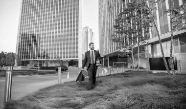 Paketleri olan mutlu bir iş adamı. Satış ve indirim. Ona sürpriz yapacağım. Sevgilim olur musun? Boks günü. Hediyeli kutusu olan yakışıklı bir adam. Girişimci doğum günü hediyesi taşır. Adam alışveriş torbalarını tutuyor. Erkekler Günü.