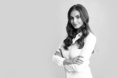 Gayri resmi giyinmiş, tatmin olmuş güzel bir kadın. Gri arka planda izole edilmiş güzel bir kadının stüdyo fotoğrafı.