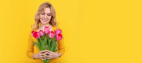 Sarı Arka Planda Bahar Lale Çiçekleri Olan Pozitif Bir Genç — Stok fotoğraf